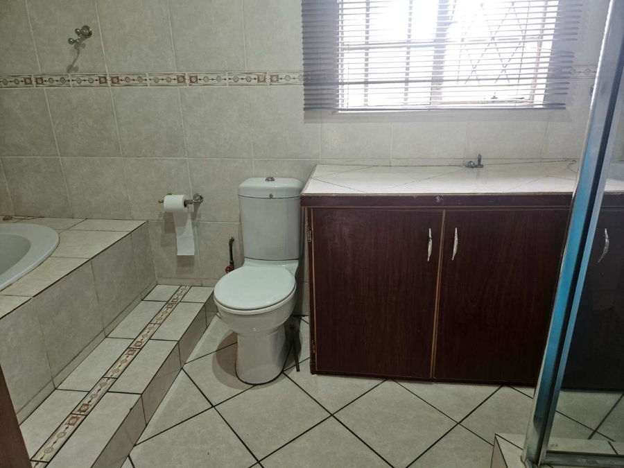 To Let 4 Bedroom Property for Rent in Verwoerdpark Northern Cape